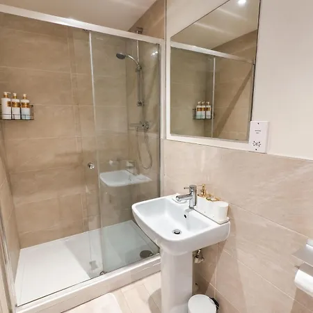 Luxury Leeds Centre Apartment - 2 Bed 2 Bath - Sleeps 6 *