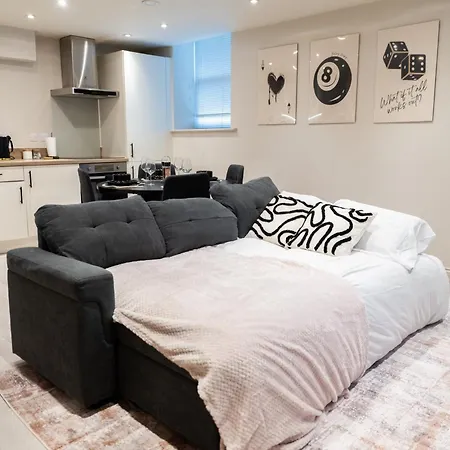 Luxury Leeds Centre Apartment - 2 Bed 2 Bath - Sleeps 6